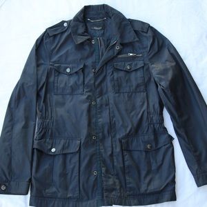 Medium / small / lots of pockets / rain / everyday use , light jacket